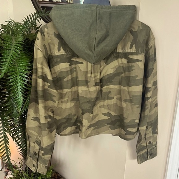 NWOT American Eagle Camouflage Cropped Button Up Hoodie Jacket Olive Shacket - Picture 11 of 13